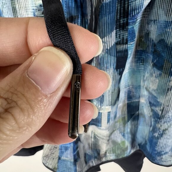 Lululemon Tracker Shorts Reversible Blue 4” Inseam Women’s Size 4 Choose A Side‎ - Picture 2 of 9